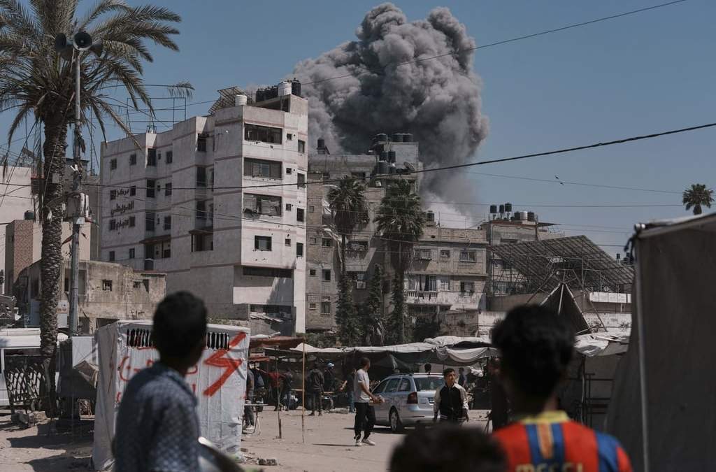 Humo se eleva tras bombardeo israelí en la ciudad de Gaza
