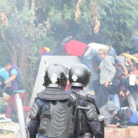 Decenas de normalistas son detenidos tras encontronazo con policías en Michoacán (Videos)