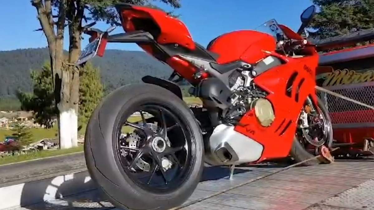 Autoridades trasladan la moto que intentaron robar los asaltantes