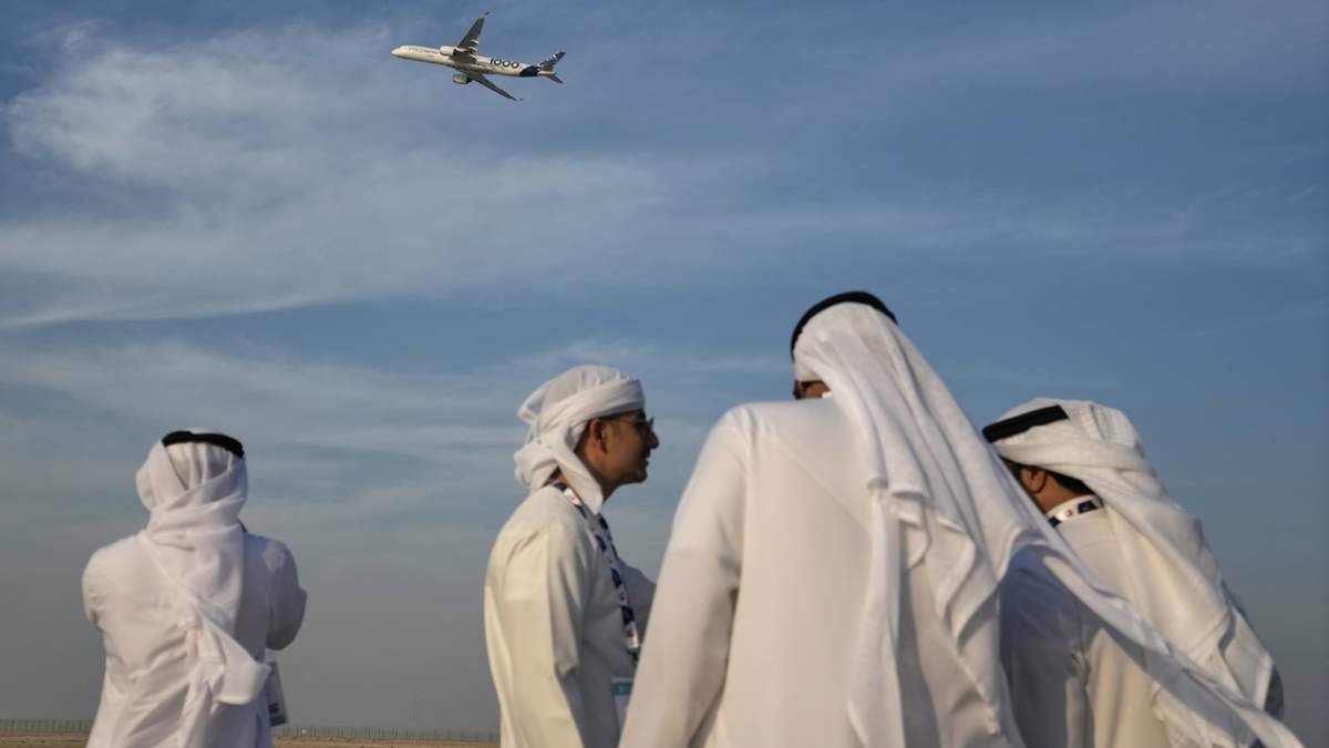Un grupo de emiratíes observan un Airbus A350 en la Dubai Air Show en Dubái, Emiratos Árabes Unidos, el 17 de noviembre de 2025