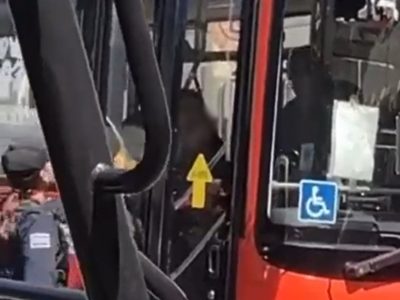 Policías matan a un sujeto que tomó como rehenes a 15 pasajeros en Guadalajara (Video)