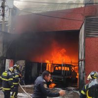 Arde una fábrica de muebles en Iztapalapa; evacuan a 30 personas
