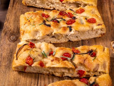 Focaccia sin harina: esponjosa y muy rica, una receta proteica que sorprende con su resultado