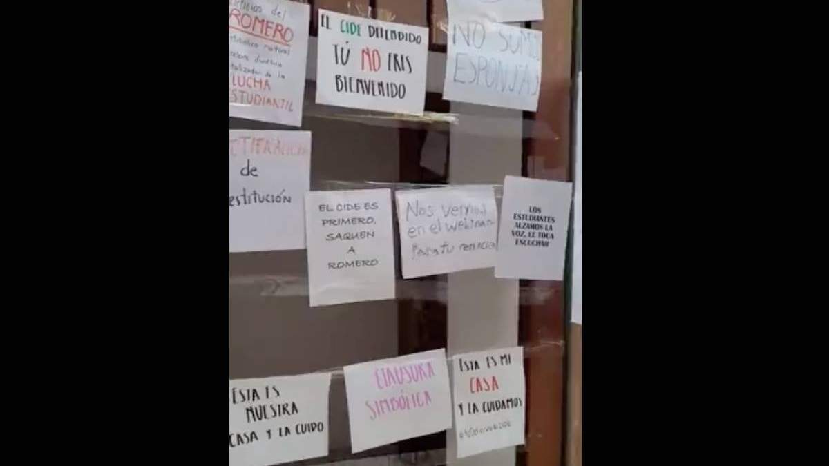 Estudiantes clausuraron simbólicamente la oficina del director interino