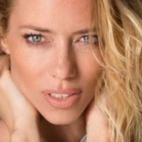 Nicole Neumann se recostó boca abajo y dejó ver lo bien que calza la bikini en su cuerpo ¡Un monumen