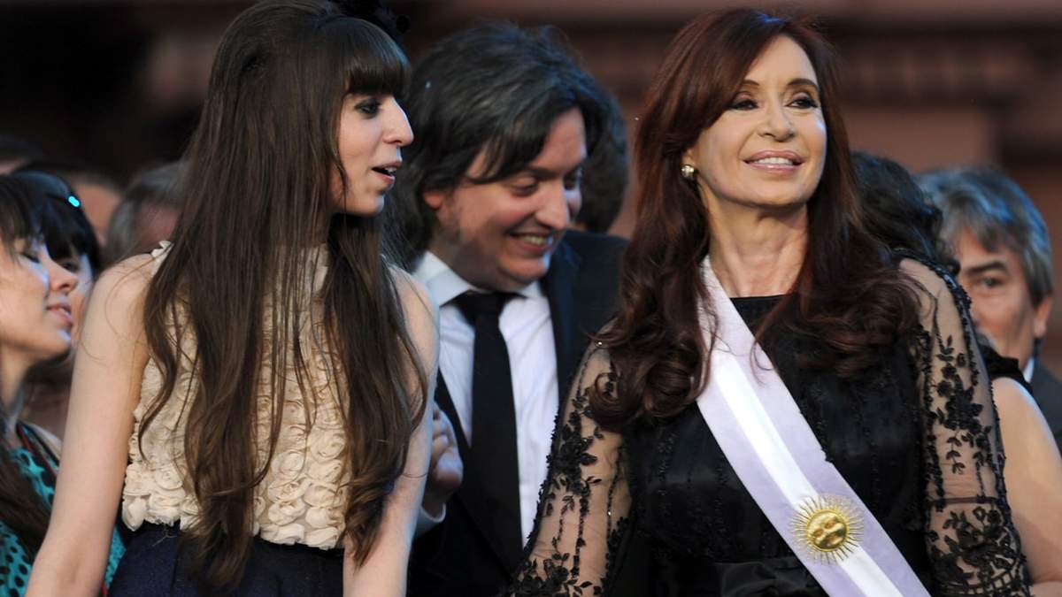 Florencia Kirchner y Máximo Kirchner junto a a su madre, la vicepresidenta Cristina Fernández. (Fuente: Twitter)