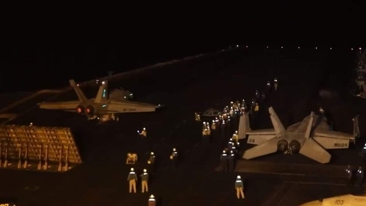 Aviones de combate despegan desde un portaaviones de EU