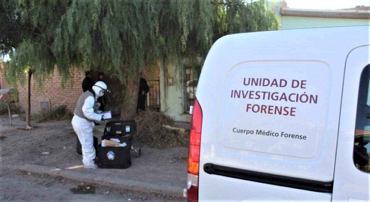 Peritos de la Unidad de Investigación Forense. Fuente: (Centenario Digital)