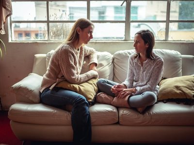 Madres que se "entrometen" en las amistades de sus hijos empeoran el mal comportamiento, según estud