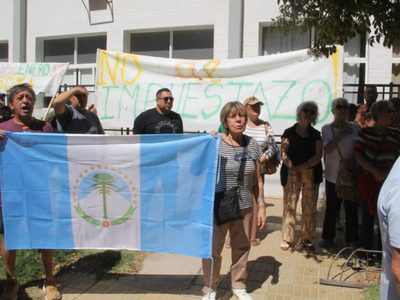 Vecinos de Centenario estallaron por el "impuestazo" municipal