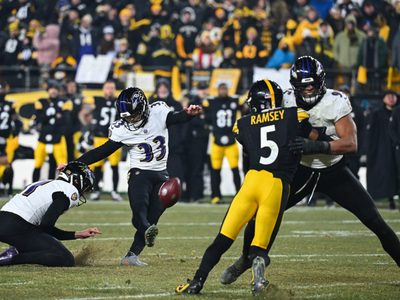 Rodgers y Steelers ganan la AFC Norte al vencer 26-24 a Ravens tras falla de Loop