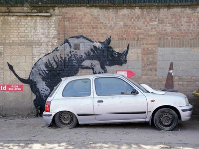 Bansky pinta un rinoceronte aplastando un automóvil en Londres
