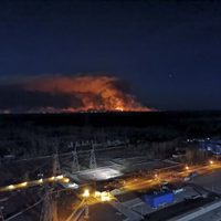 Logran controlar el incendio que arrasaba el bosque contaminado de Chernobyl