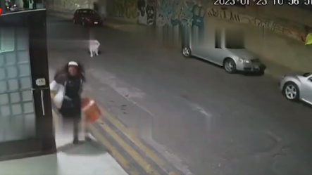 Mamá corre y la menor se cae a media calle