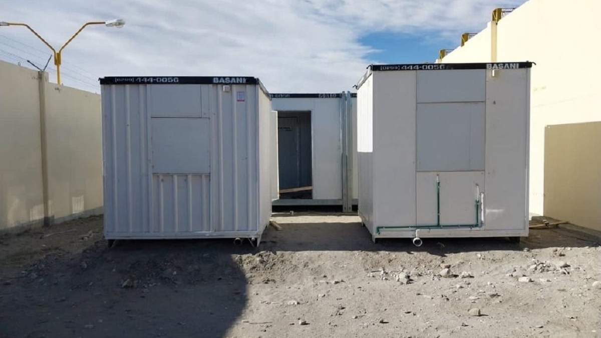 Los tráilers ya ubicados en el predio de la Unidad Penitenciaria 32 de Zapala. Fuente: (Neuquén Informa)