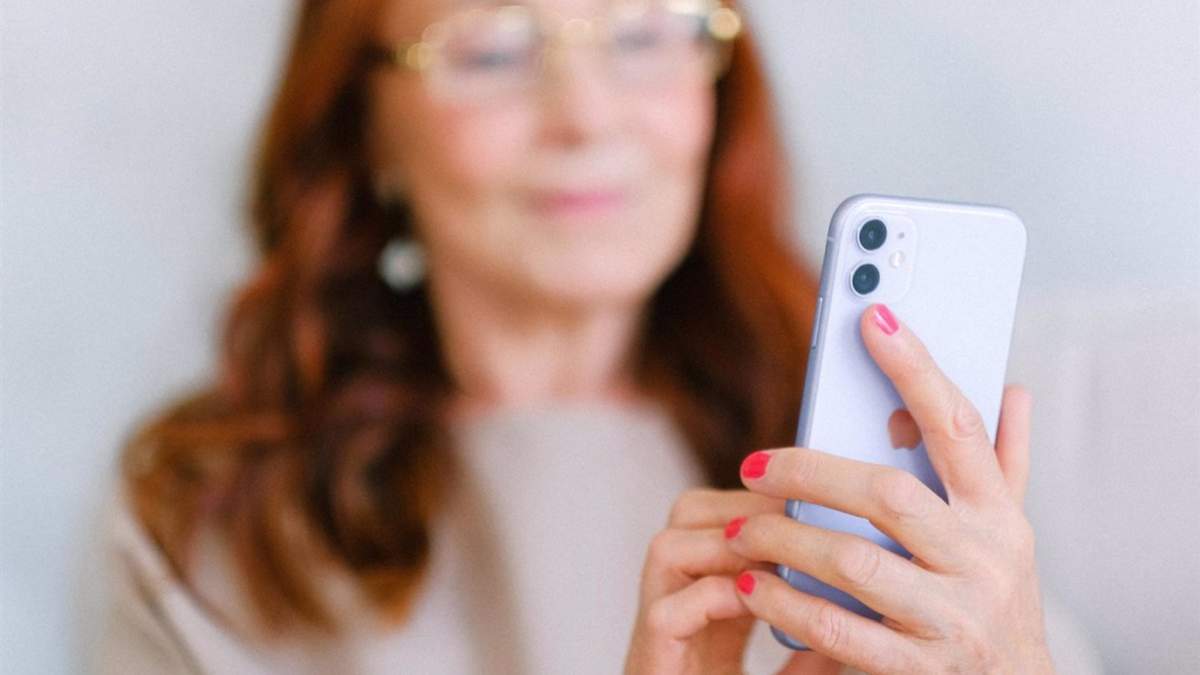Una mujer utilizando un smartphone