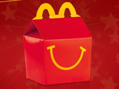 Niña quemada con nugget de pollo de una cajita feliz gana juicio a McDonald's