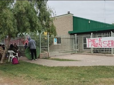 Un subcontratista reclamó junto a sus empleados frente a la empresa Servipet en Centenario