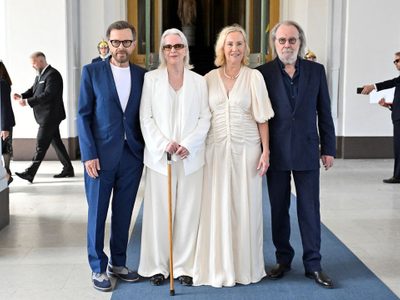 El cuarteto de pop sueco ABBA es condecorado por el rey de Suecia