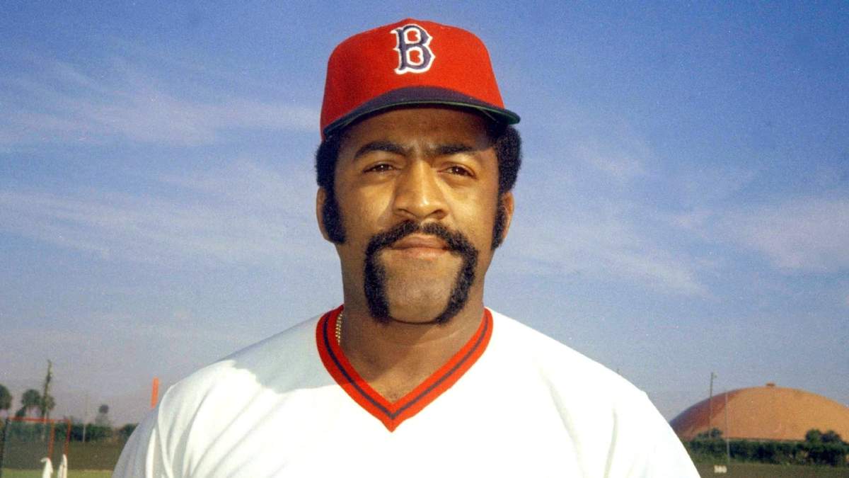 El lanzador de los Medias Rojas de Boston Luis Tiant posa para una foto en 1974