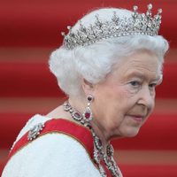 Se le cae la cara de la vergüenza: no pagó y humilla a la Reina Isabel