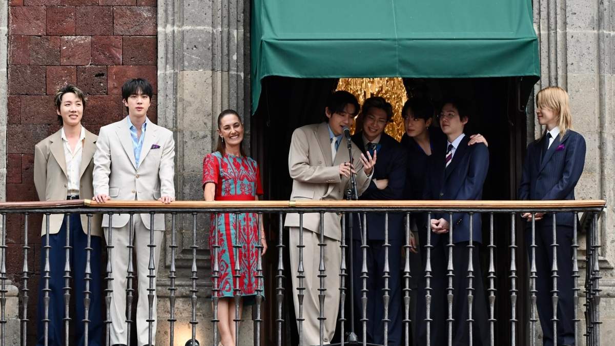 Los integrantes del grupo de k-pop BTS con la presidenta Claudia Sheinbaum en Palacio Nacional