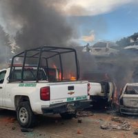 Habitantes de Cherán queman camionetas de guardias comunitarias
