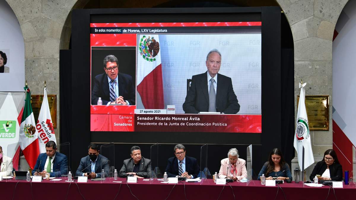 Monreal y Gertz en la plenaria del grupo parlamentario de Morena en agosto pasado