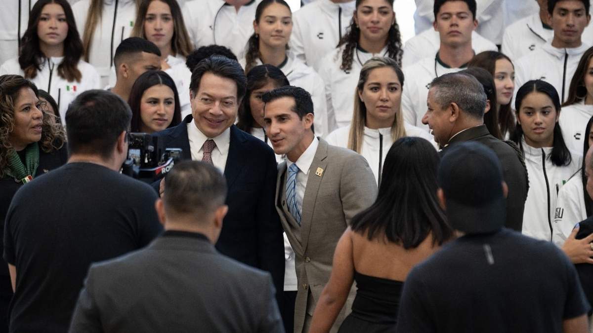 Mario Delgado y Rommel Pacheco, titular de la Conade, el pasado 3 de agosto en la ceremonia de abanderamiento de la delegación mexicana que asiste a los Jugos Panamericanos Junior