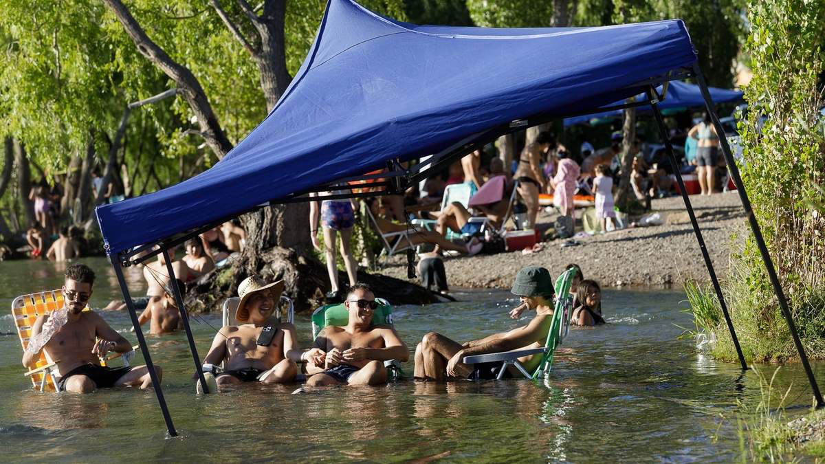Un sábado caluroso para pasarlo en el río. Fuente: (Emiliano Ortiz)