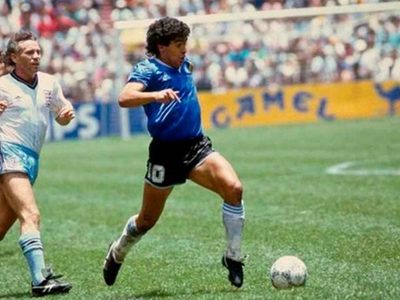 El viral inesperado: la realeza británica no pudo con la gambeta de Diego Maradona