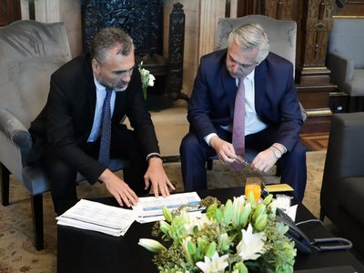 ¿No va a decir nada? Fernández continúa con su agenda tras el despido de Vanoli