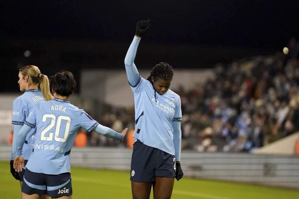 Jugadora del Manchester City anota gol y realiza el saludo del Poder Negro contra insultos racistas