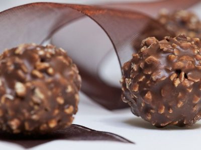 Bombones de chocolate oscuro y blanco sin gluten: rápidos de hacer y deliciosos