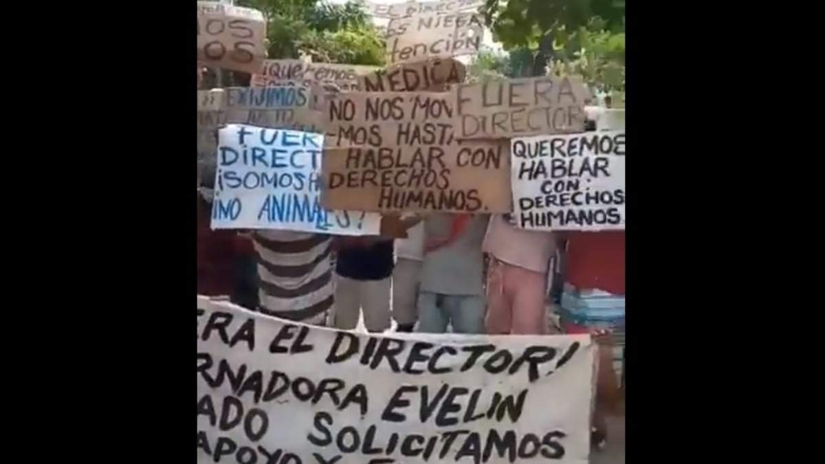 Mantas mostradas por los reos del penal de Acapulco