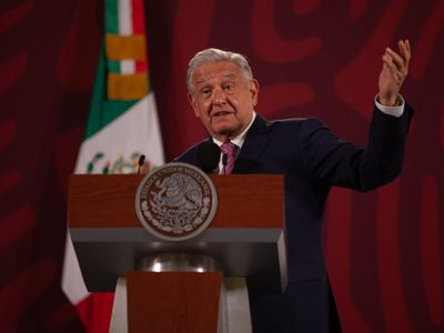 ¿Quién pompó? pregunta AMLO a Loret sobre su departamento cercano a casa de García Luna