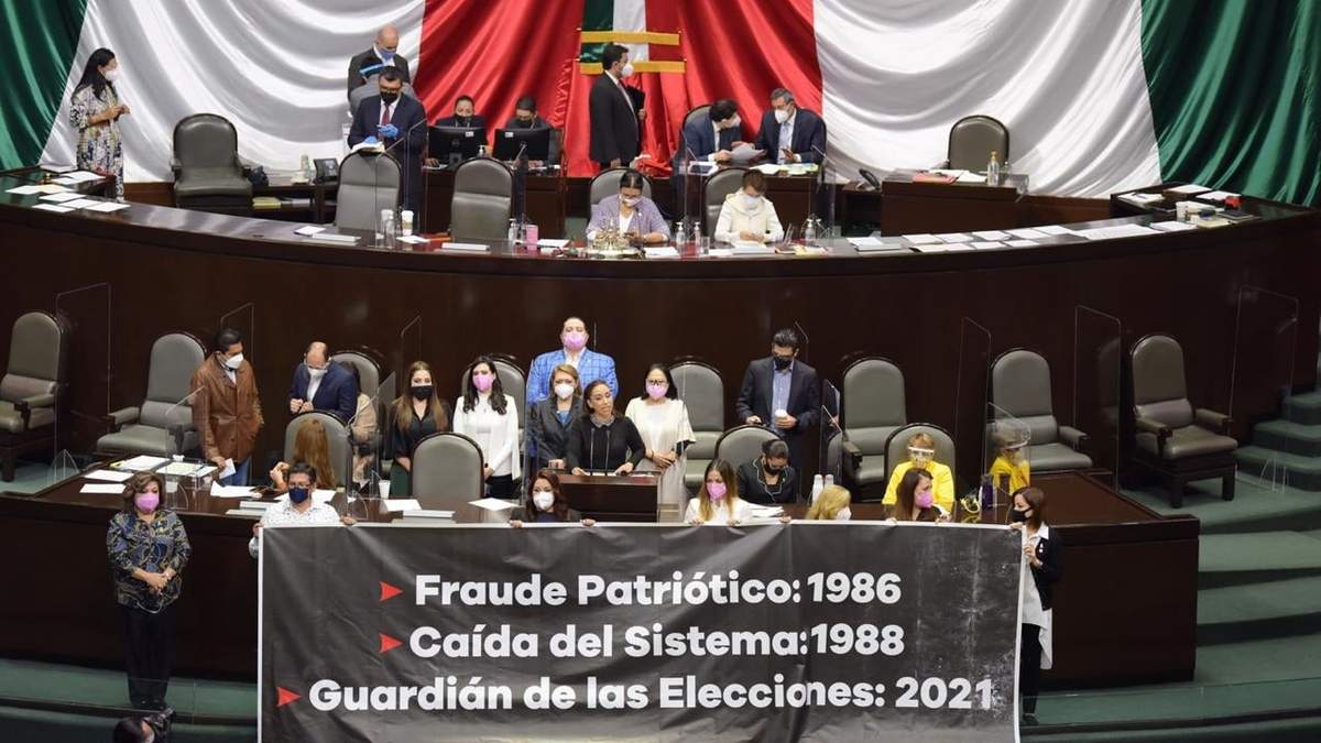 Diputados exhibieron una manta durante la intervención de la panista Adriana Dávila sobre el dictamen de la consulta popular