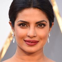 ¡Sin temor a nada! Priyanka Chopra impactó en la alfombra roja de los Grammy con abertura infinita