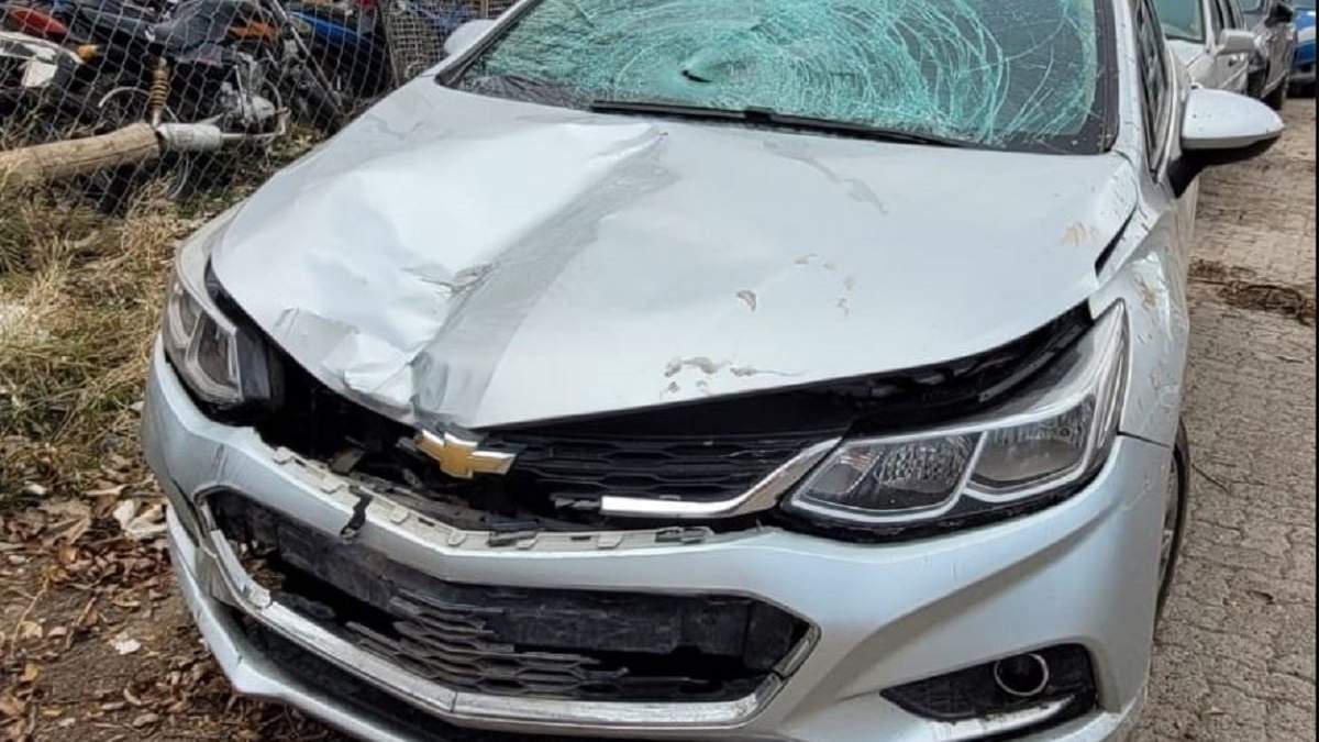 El frente del automóvil quedó seriamente dañado por el impacto. Fuente: (Centenario Digital)