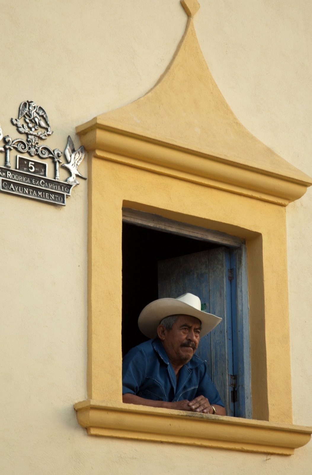 Por su ventana, viendo pasar la vida. Foto Fototeca “Juan Dubernard”. Centro INAH-Morelos
