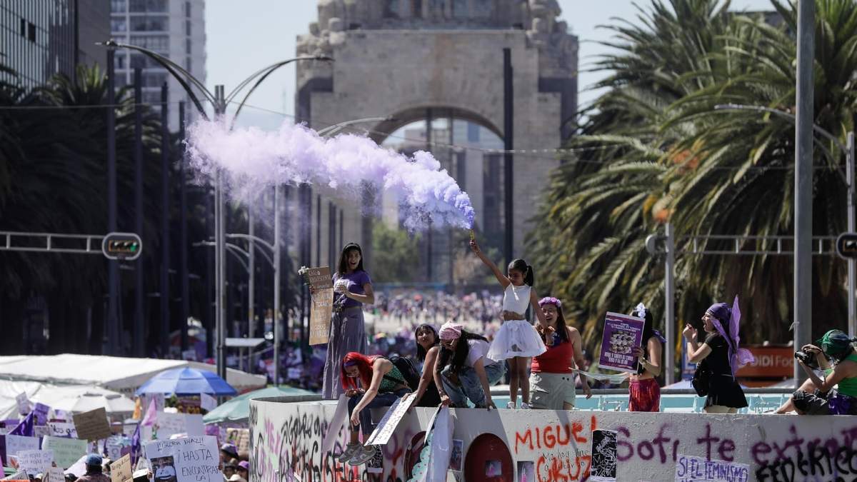 La Marcha del 8M frente al Monumento a la Revolución en la CDMX