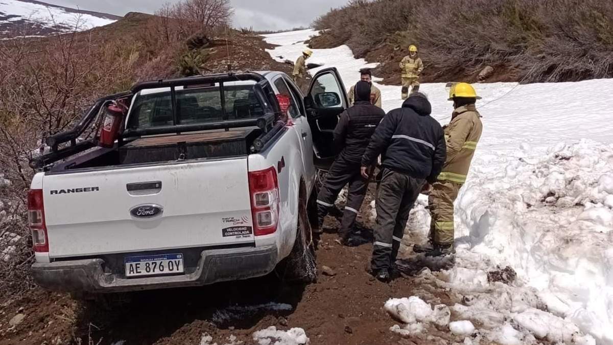 Camioneta atascada en el límite con Chile. Fuente (Facebook)