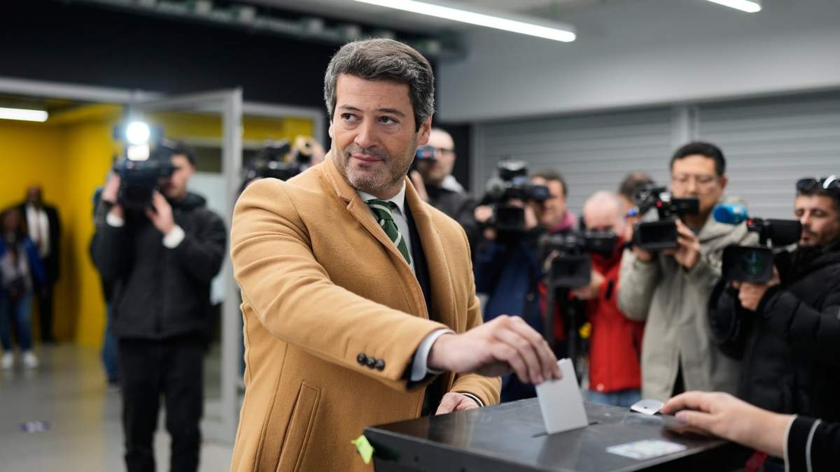 El candidato presidencial André Ventura mientras emite su voto