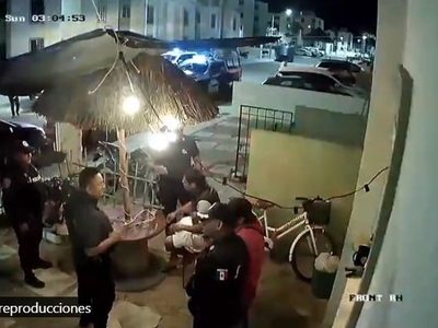 Policías municipales de Tulum irrumpen en vivienda y golpean a un hombre (Video)