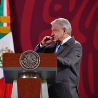 AMLO pide a medios hacer reportajes sobre políticos corruptos... pero de sexenios pasados