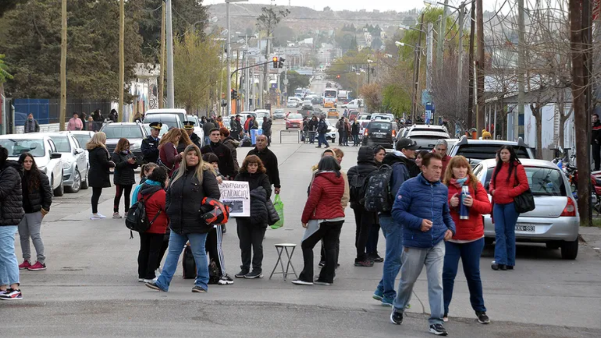 Trabajadores autoconvocados de Desarrollo Social reclamaron en la ex Ruta 22. Fuente: (Facebook)
