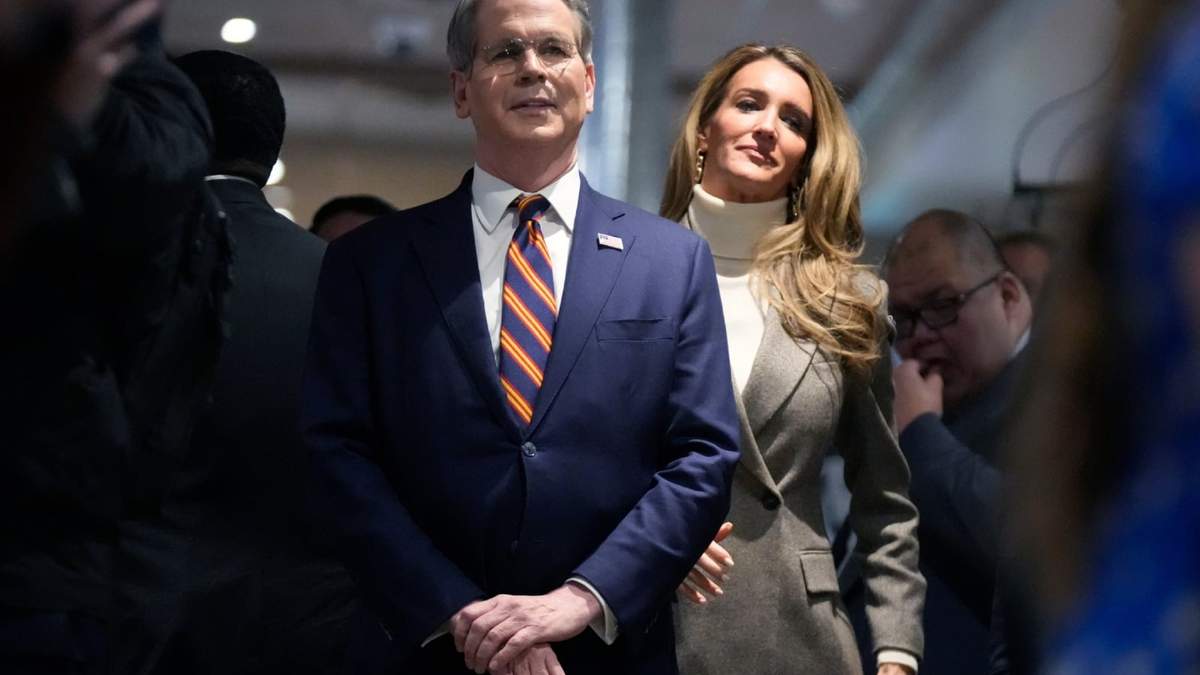 La titular de la Administración de Pequeños Negocios, Kelly Loeffler y el secretario del Tesoro Scott Bessent durante una visita a un restaurante, en Urbandale, Iowa