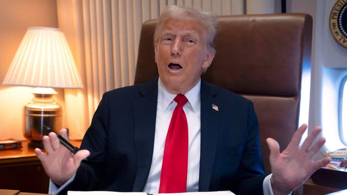 El presidente Donald Trump habla con la prensa a bordo del Air Force One el 9 de febrero de 2025, mientras se dirigía a Nueva Orleans