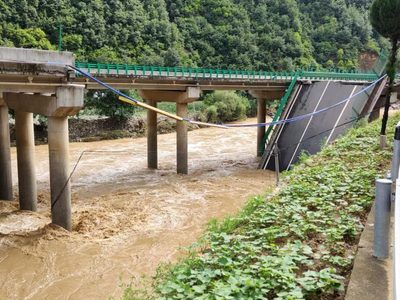 China: 11 muertos y docenas de desaparecidos tras derrumbe de un puente por inundaciones y tormentas