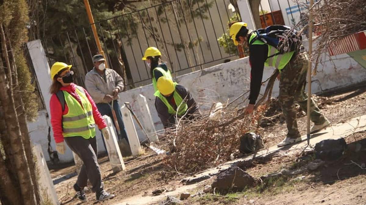 Personal municipal realizando tareas de limpieza en la ciudad. Fuente: (Twitter).